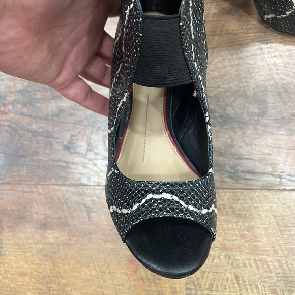 Gianni Bini Sammie booties - Picture 5 of 7